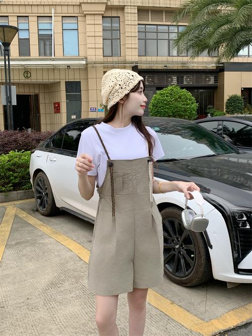 裤子背带吊带怎么搭配外套好看