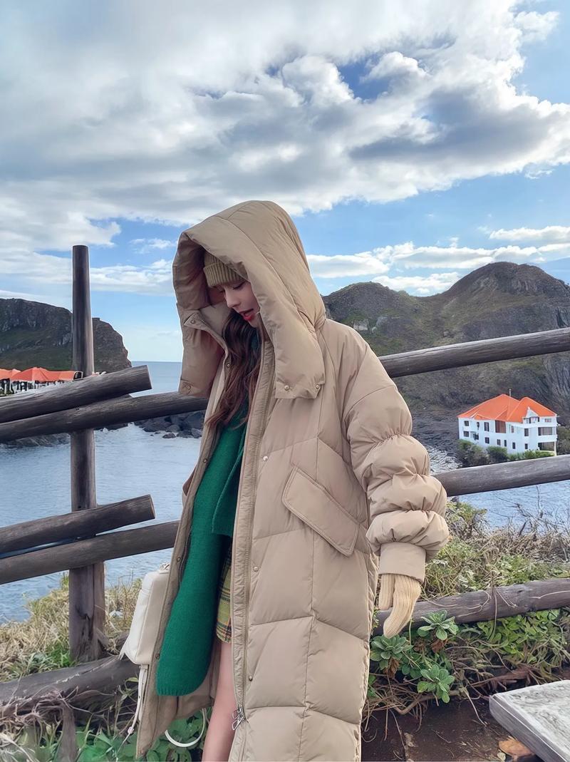 卡其色中长款羽绒服怎么搭配什么裤子