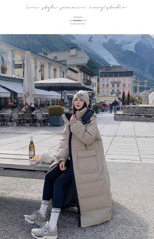 卡其色的长款羽绒服怎么搭配图片