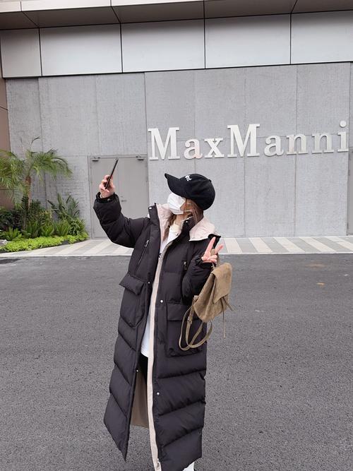 卡其色的长款羽绒服怎么搭配什么裤子