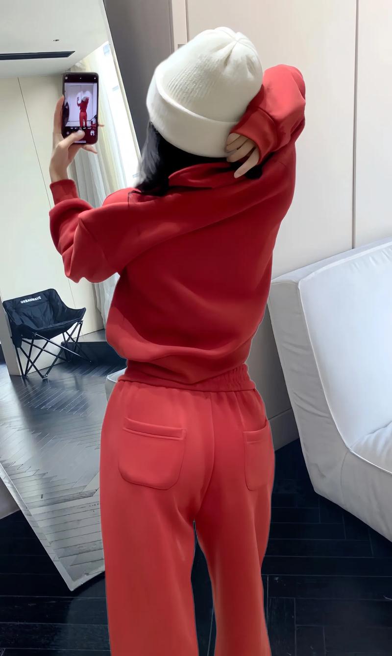 红色的裤子配什么颜色的上衣