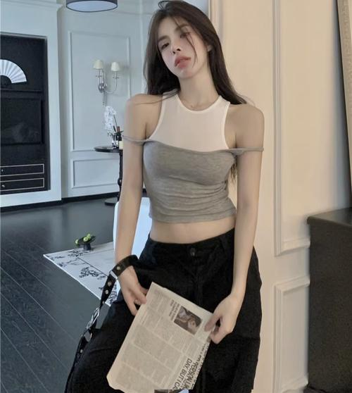紧身小背心怎么搭配