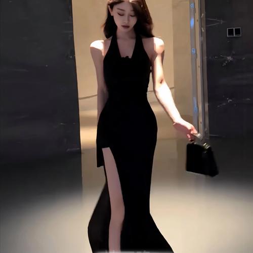 黑色包臀裙配什么上衣