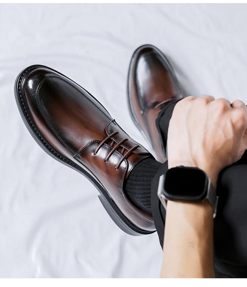 尖头黑皮鞋怎么搭配衣服图片