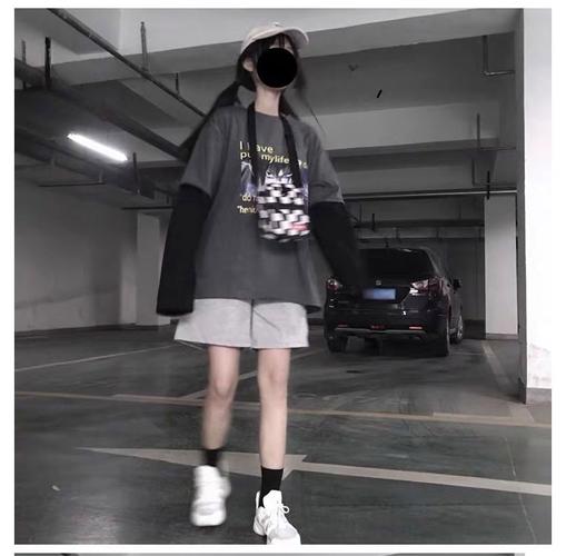 灰色短裤怎么搭配衣服好看图片女生图片欣赏