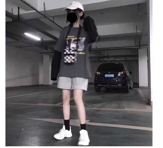 灰色短裤怎么搭配衣服好看图片女生图片大全