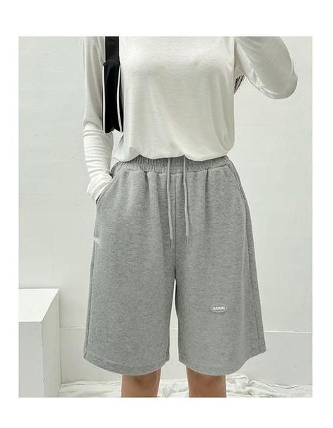 灰色短裤怎么搭配衣服好看吗