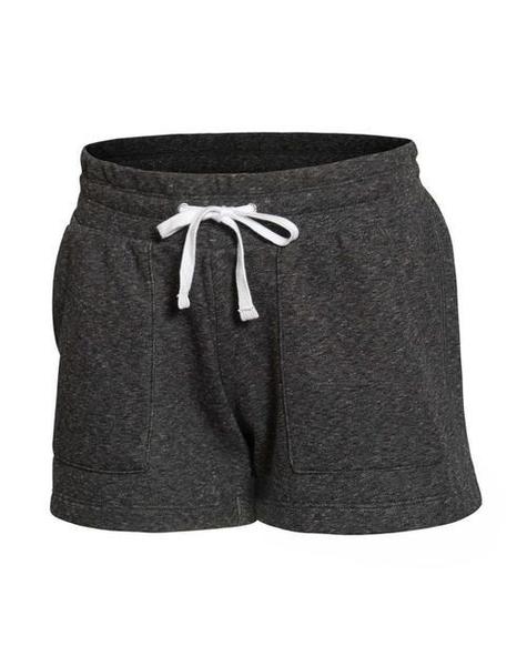 灰色短裤怎么搭配衣服好看吗