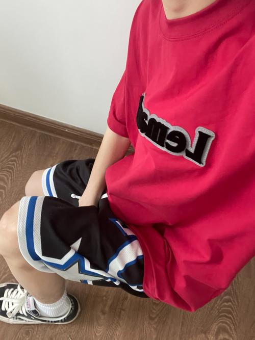 红色男款休闲上衣怎么搭配什么裤子好看图片