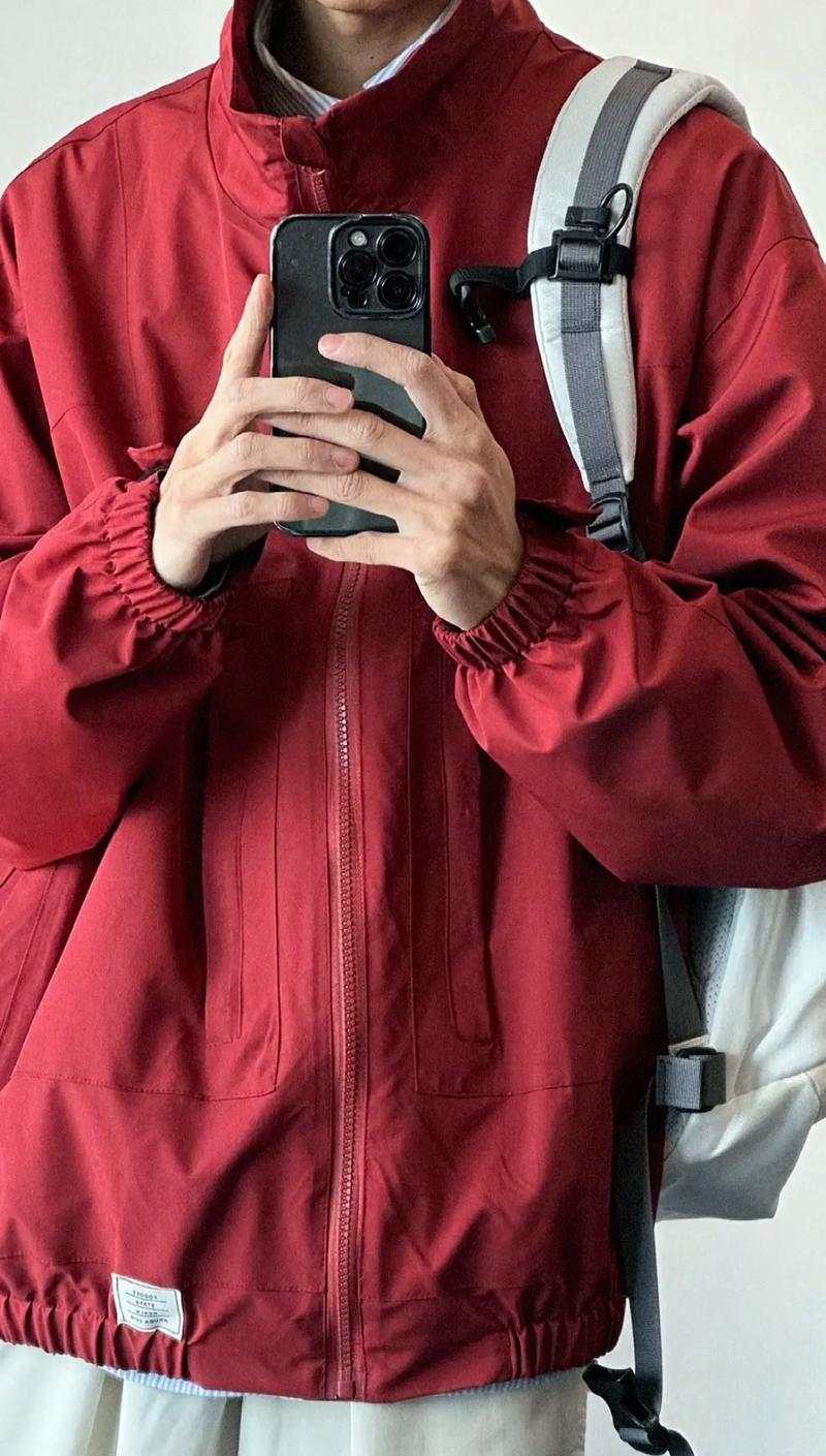 红色男款休闲上衣怎么搭配什么裤子好看