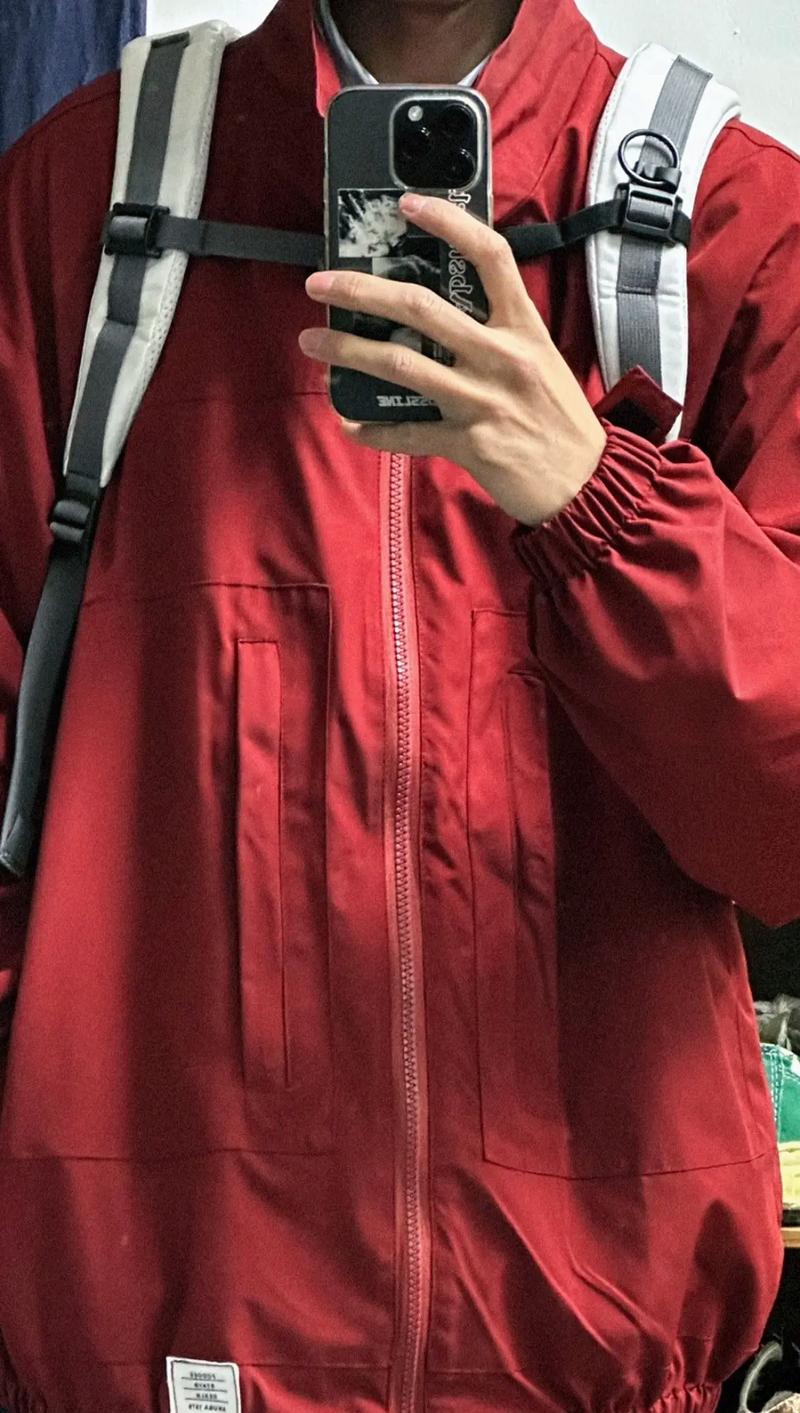 红色男款休闲上衣怎么搭配什么裤子好看