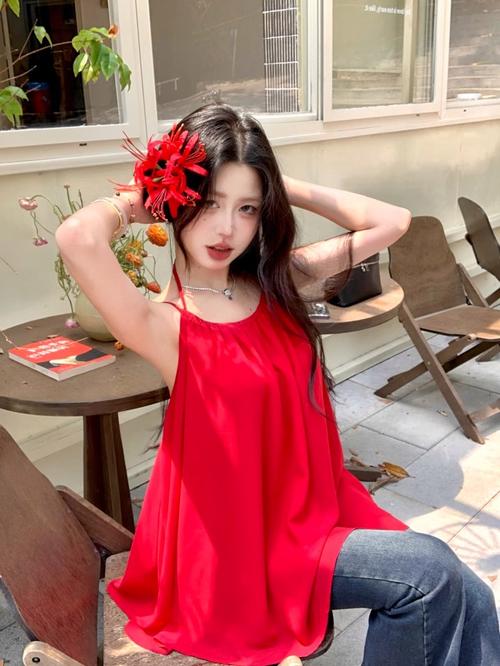 红色宽松吊带怎么搭配外套好看