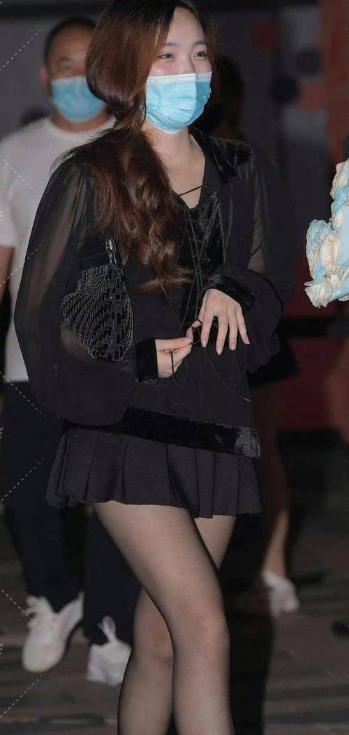 黑色下身裙怎么搭配衣服好看