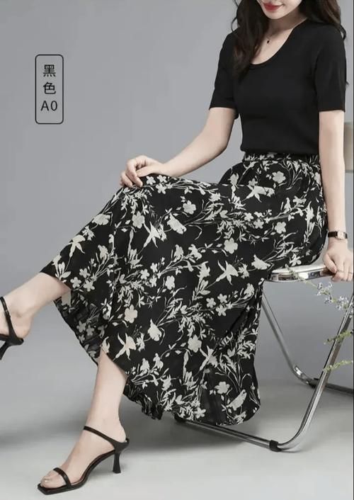 黑色下身裙怎么搭配衣服