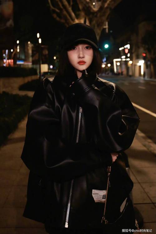 黑色下身裙怎么搭配衣服