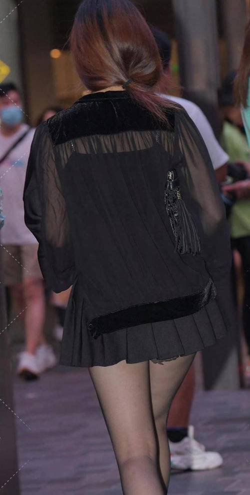 黑色下身裙上身怎么搭配衣服好看