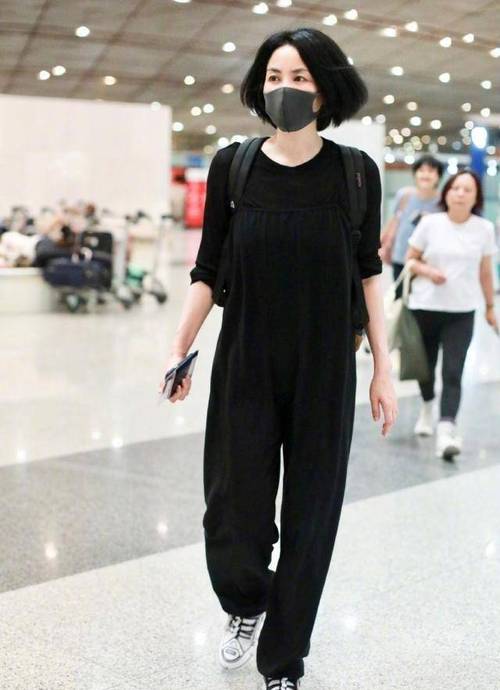 黑色下身裙上身怎么搭配衣服