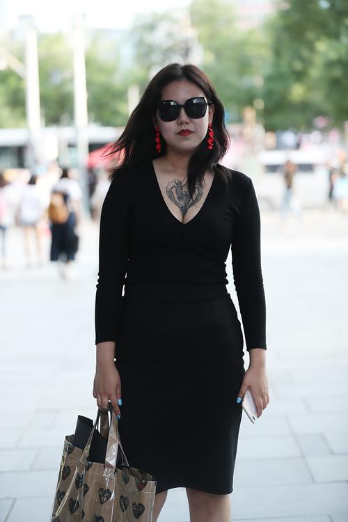 黑色下身裙上身怎么搭配衣服