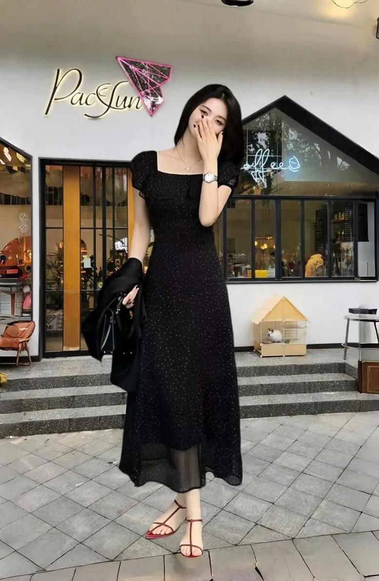 黑色碎花短袖连衣裙怎么搭配