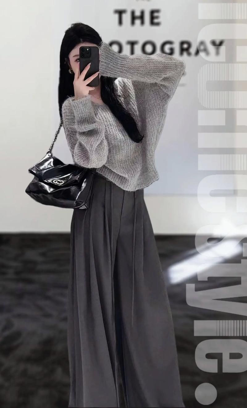 灰色长裤配什么短袖
