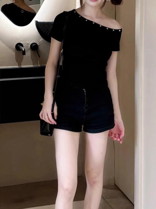 黑色短款短袖怎么搭配什么外套