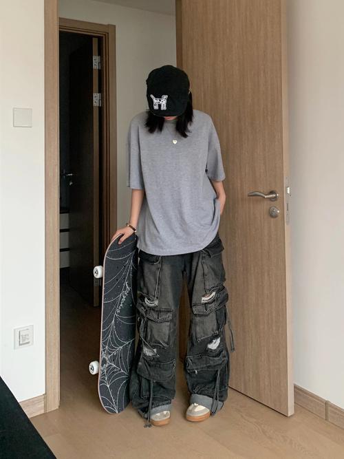 黑宽松破洞裤怎么搭配外套