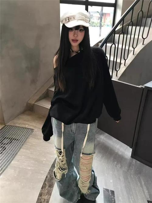 黑宽松破洞裤怎么搭配外套