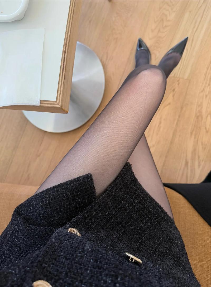 黑长丝袜怎么搭配鞋子