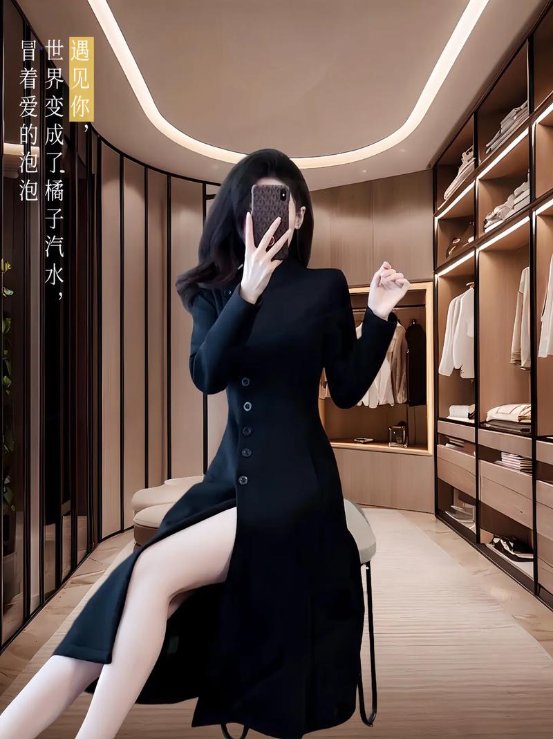 过膝长款修身连衣裙怎么搭配什么外套