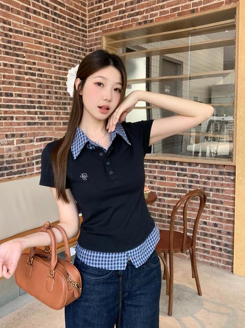 格子t恤怎么搭配配牛仔