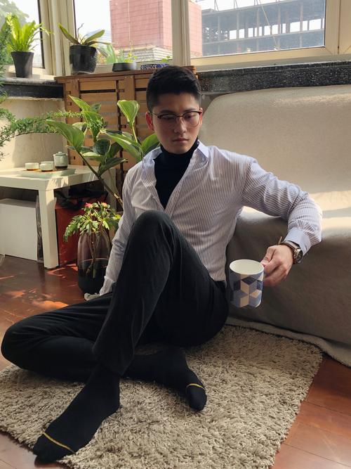 高领男衬衫怎么搭配