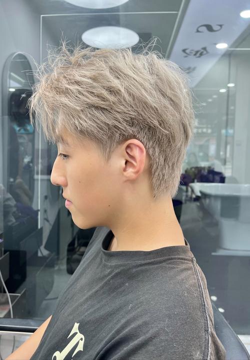 男生什么颜色头发好看