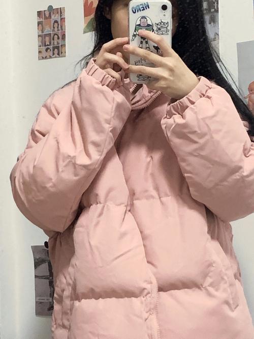 粉色中长棉服怎么搭配