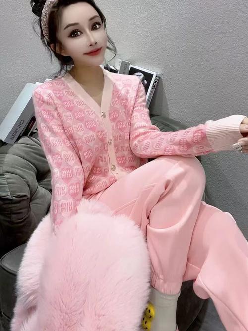 粉色针织衫外套怎么搭配
