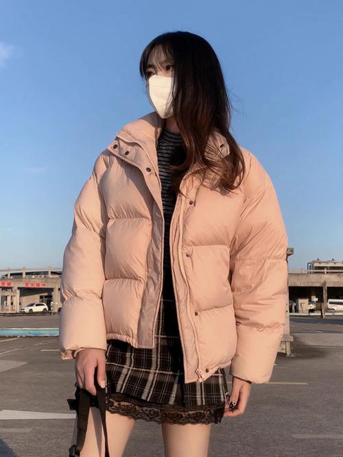 粉色棉服短款怎么搭配什么裤子好看
