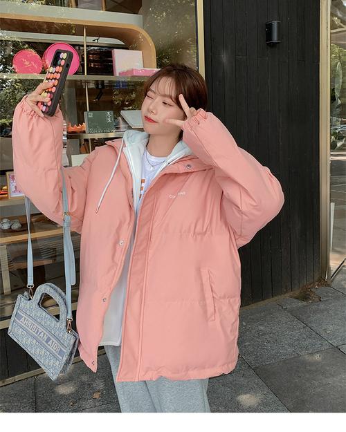粉色棉服短款怎么搭配