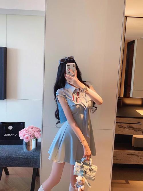 翻领连衣裙怎么搭配