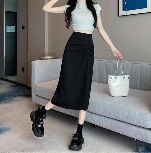 长款包臀裙搭配什么上衣