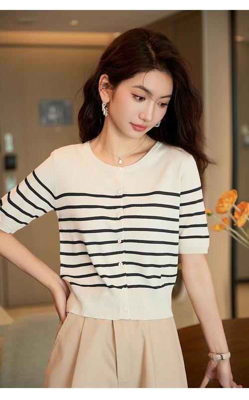 短装针织短袖小外套怎么搭配衣服