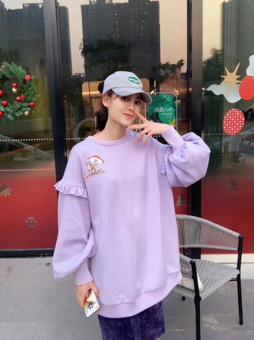 紫色卫衣配什么颜色裤子