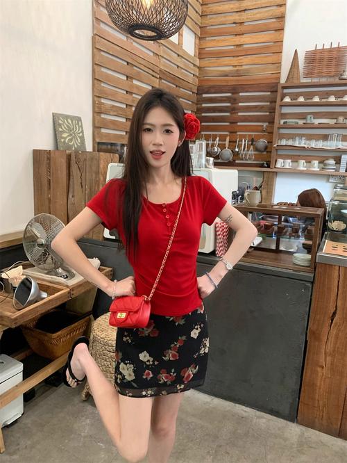 短款红色短袖怎么搭配什么外套好看