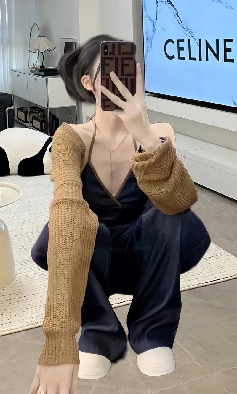 吊带连身裤怎么搭配图片