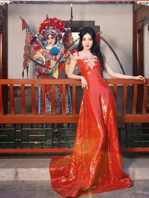 吊带红色礼服怎么搭配外套好看