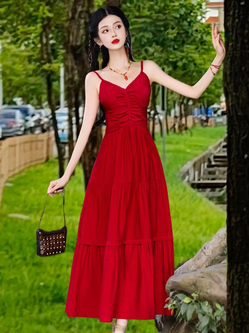 吊带红色礼服怎么搭配外套好看