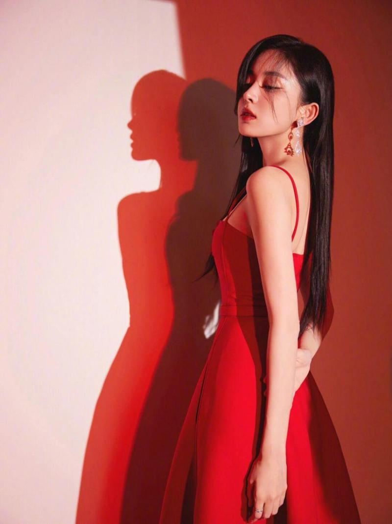 吊带红色礼服怎么搭配外套