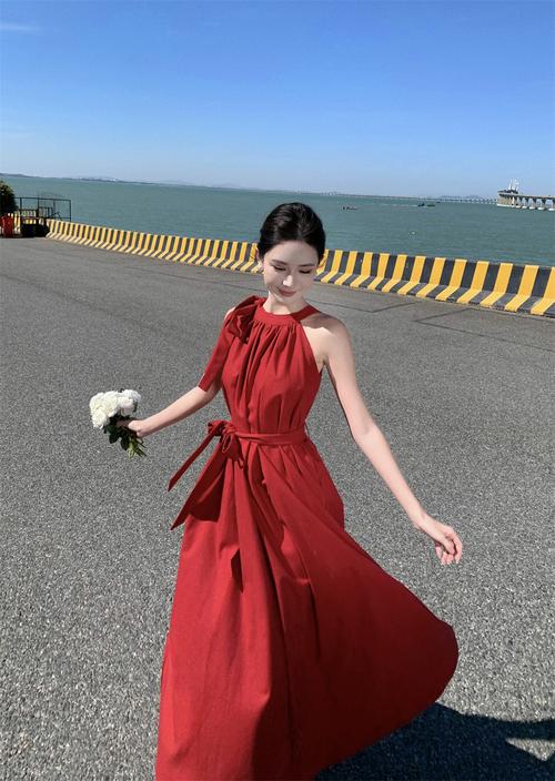 吊带红色礼服怎么搭配外套