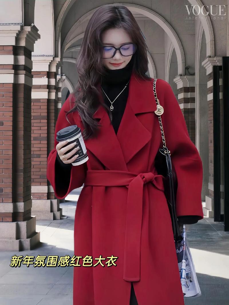 大红色长外套怎么搭配衣服图片