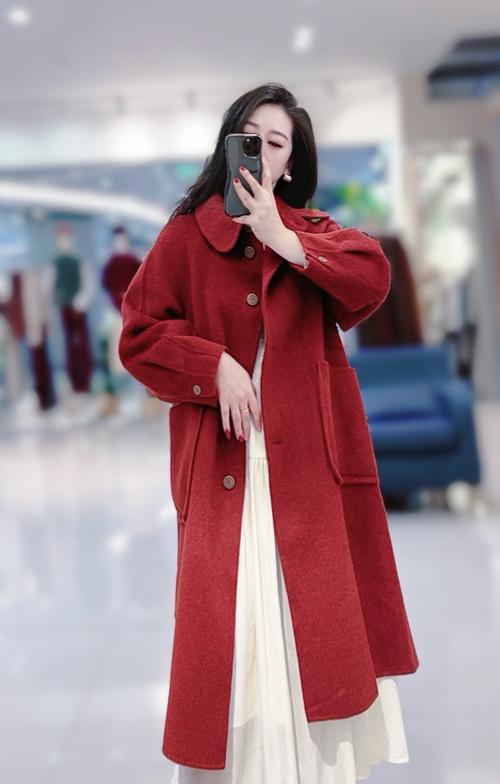 大红色长外套怎么搭配衣服