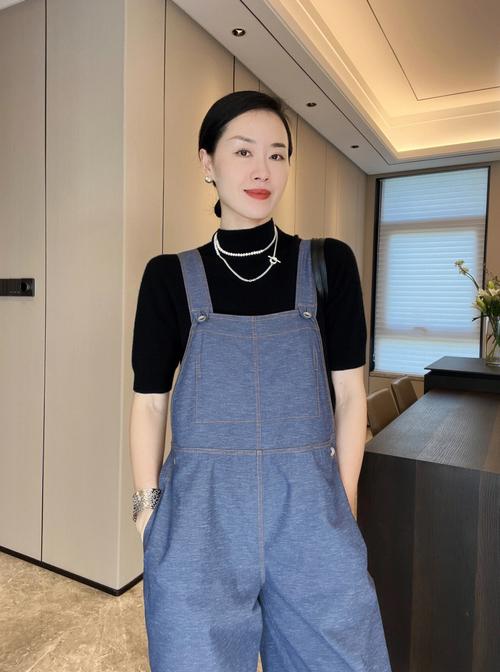 长款背带裤裙怎么搭配什么外套好看