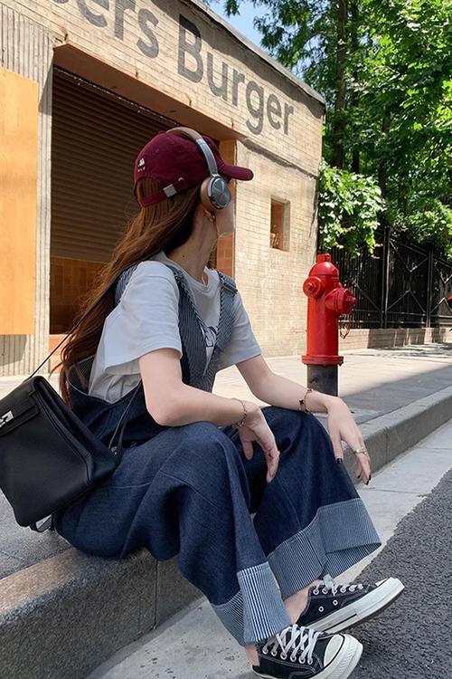 长款背带裤裙怎么搭配